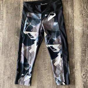 UA Black patterned capris